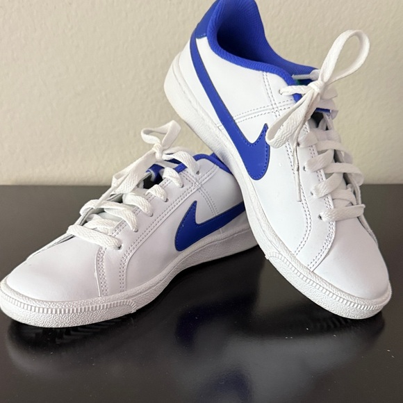 Nike Woman White and Royal Blue Sneakers - Picture 1 of 3